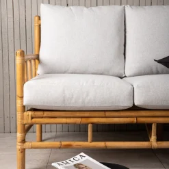 Cane, Naturfärgad Rottingsoffa med Grå Dynor*Venture Home Outlet