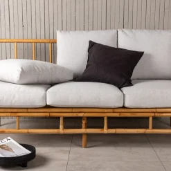 Cane, Naturfärgad Rottingsoffa med Grå Dynor*Venture Home Outlet