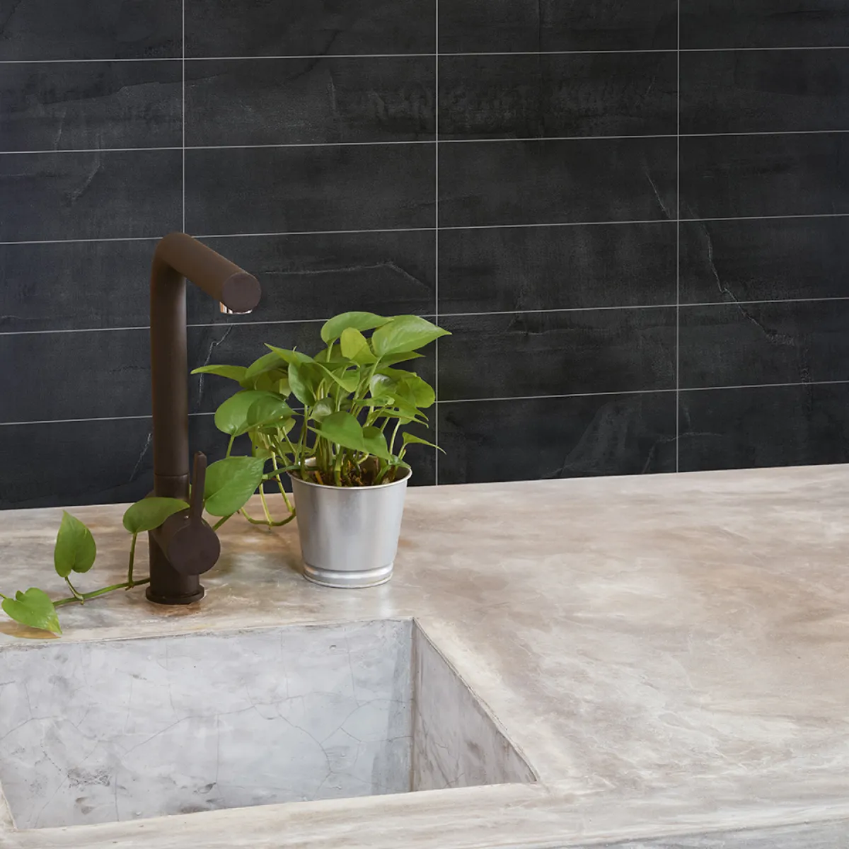Kitchen Wall Svart Kalk 10x30 cm*BerryAlloc Best