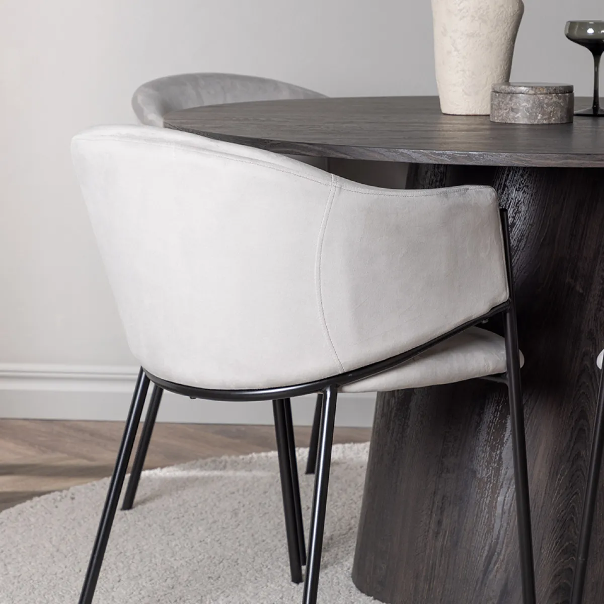 Lanzo Ø120 cm med 4 st Evelina stolar*Venture Home Clearance
