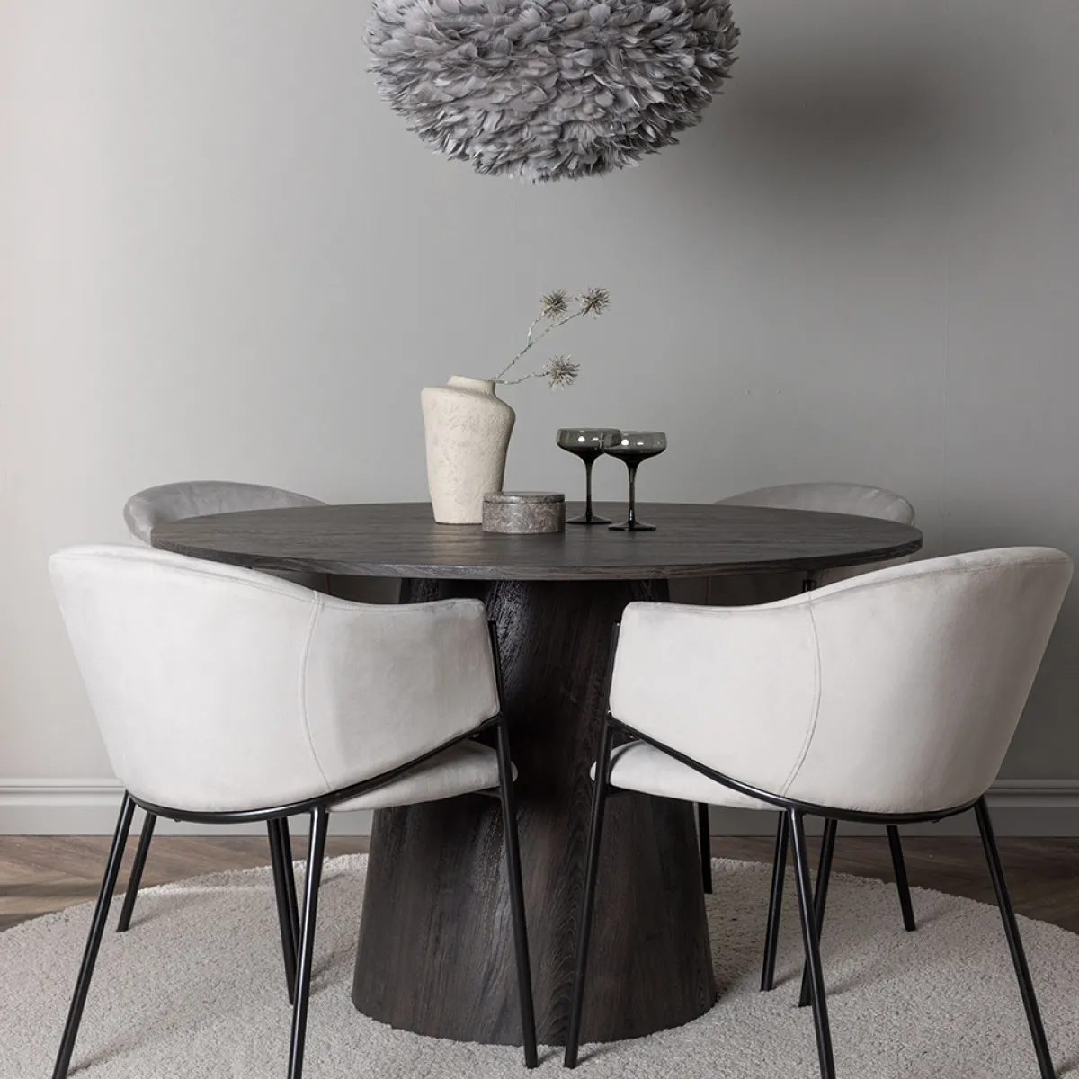 Lanzo Ø120 cm med 4 st Evelina stolar*Venture Home Clearance