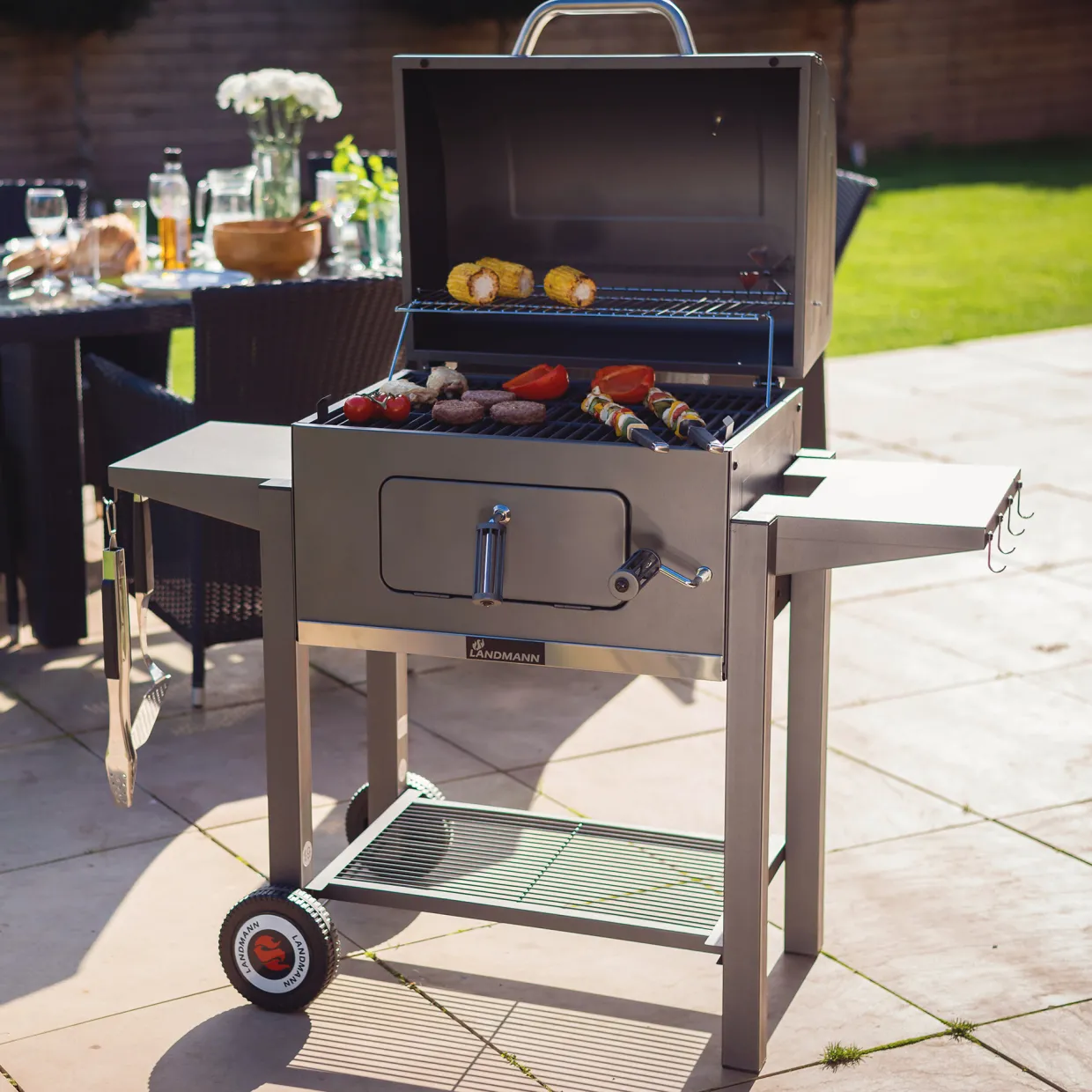 Tennessee Broiler Grilltunna med Fällbara Sidobord & Integrerad Termometer
